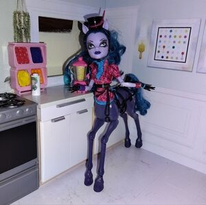 Monster High Doll Freaky Fusion Hybrid Avea Trotter Centaur